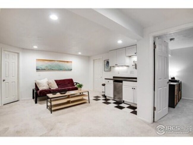Building Photo - Recently Renovated and Updated 5 BR Townho...