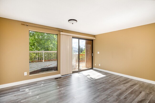 Building Photo - Stunning Lake Sammamish View | 5 Bed, 3 Ba...