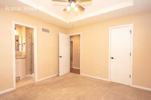 Building Photo - Beautifully updated split level with Finis...