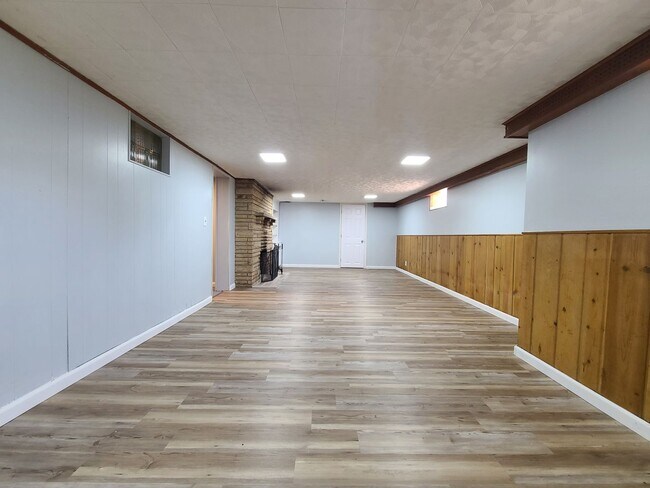 Building Photo - Spacious 4-Bed, 2-Bath Updated Home in Ben...