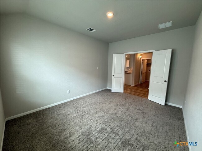 Building Photo - 554 Blue Stem Rd