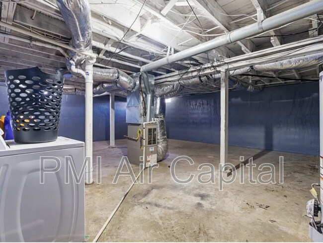 Building Photo - 4910 E Gilbert St
