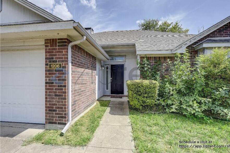 Building Photo - 1206 Hyde Park Dr