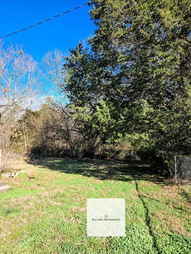 Building Photo - Two Bedroom Home Near Lake Blalock!