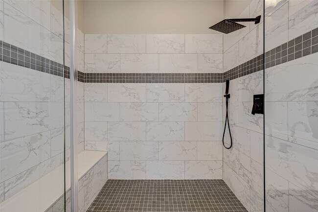 Building Photo - 1302 W 24th St