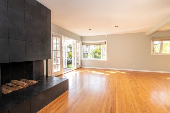 Building Photo - Charming 3 Bed/2 Bath Home in Bird Rock/ La Jolla- 1 Block from the Ocean!