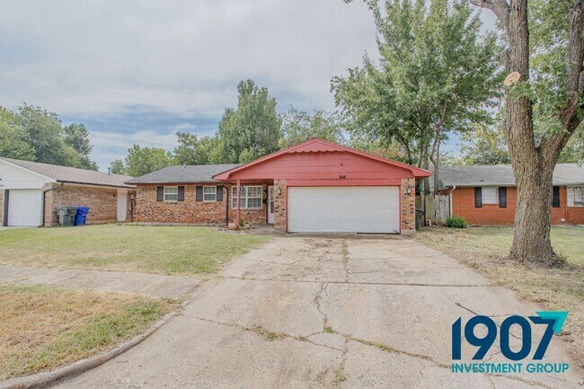 Building Photo - 1618 Village Dr
