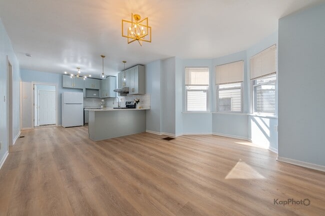 Building Photo - 2821 S Emerald Ave