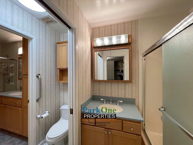 Building Photo - Cozy Skywest Townhome