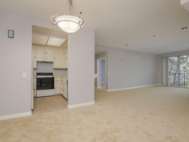 Building Photo - Spacious Bankers Hill 2/2 Condo! Walk to B...