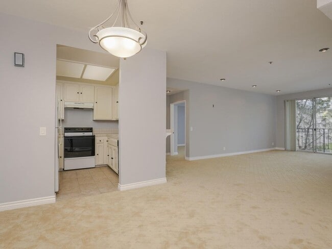 Building Photo - Spacious Bankers Hill 2/2 Condo! Walk to Balboa/Little Italy! 2 Parking Spots!