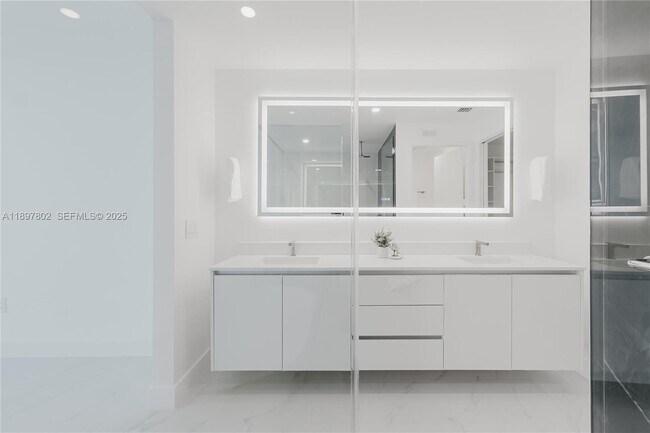 Building Photo - 700 NE 24th St