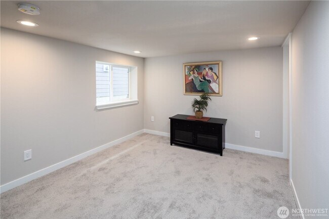 Building Photo - Roomy Updated Columbia City Home for Lease