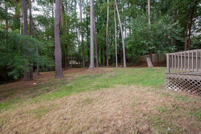 Building Photo - Spacious 3bd/2ba w/ 2 Car Garage and Large...