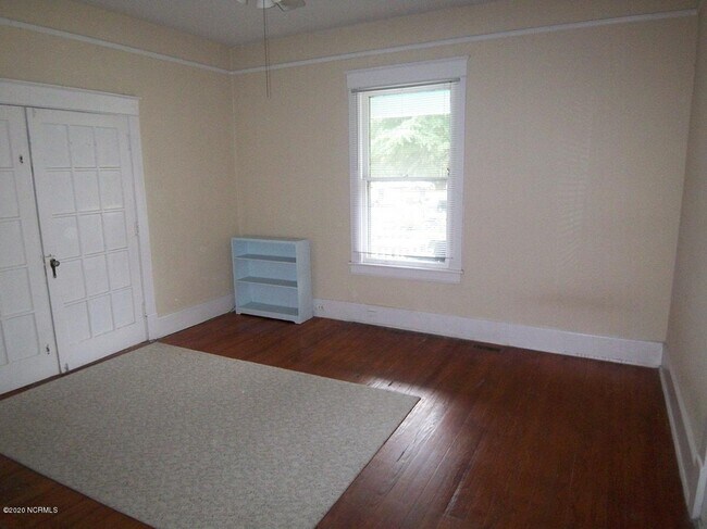 Building Photo - 705 E 5th St