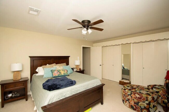 Building Photo - 2 bedroom 1.5 bath townhome in Hillcrest