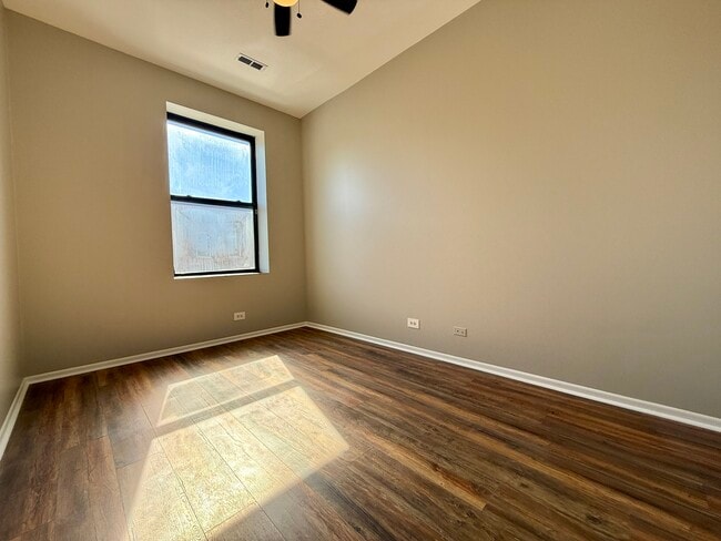 Building Photo - 556 W 37th St