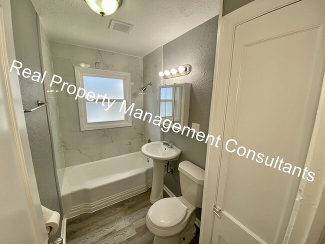 Building Photo - Charming 3 Bedroom, 1 Bathroom Home with B...