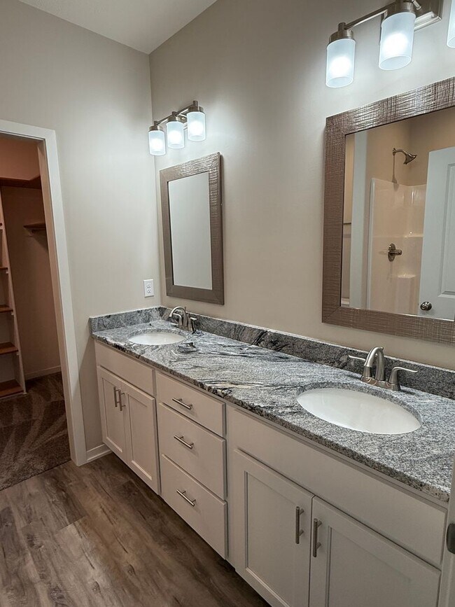 Building Photo - Spacious 2 bedroom/2.5 bath ranch townhome in South Lincoln