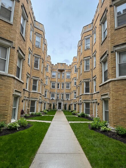 Building Photo - 6964 N Sheridan Rd