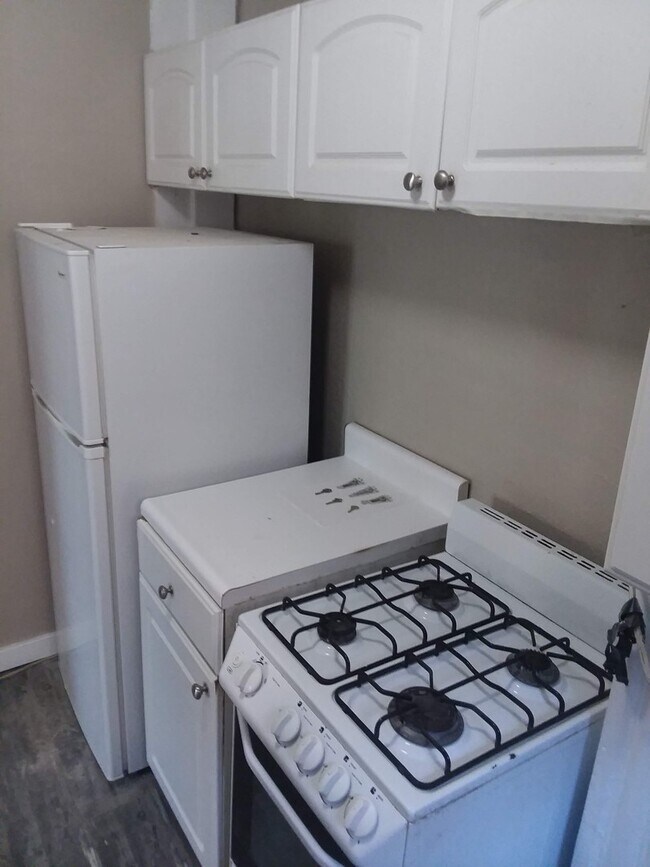 Building Photo - Cap Hil Adorable 1 Bedroom Available Now!