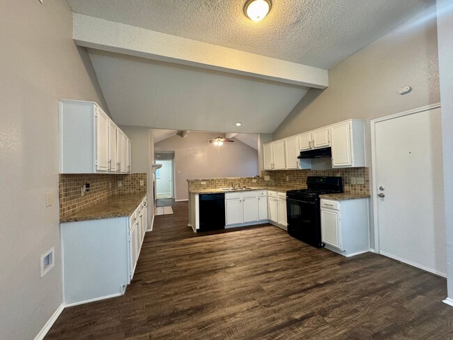 Building Photo - Delightful 3-bedroom, 2-bathroom home with...