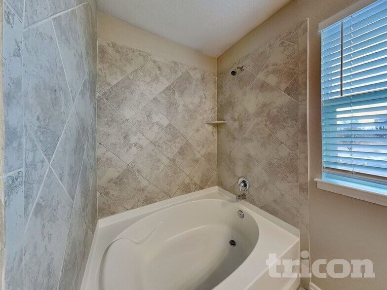 Building Photo - 601 Lost Pond