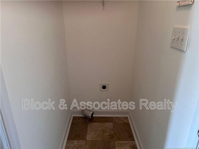 Building Photo - 1465 Avoncroft Dr