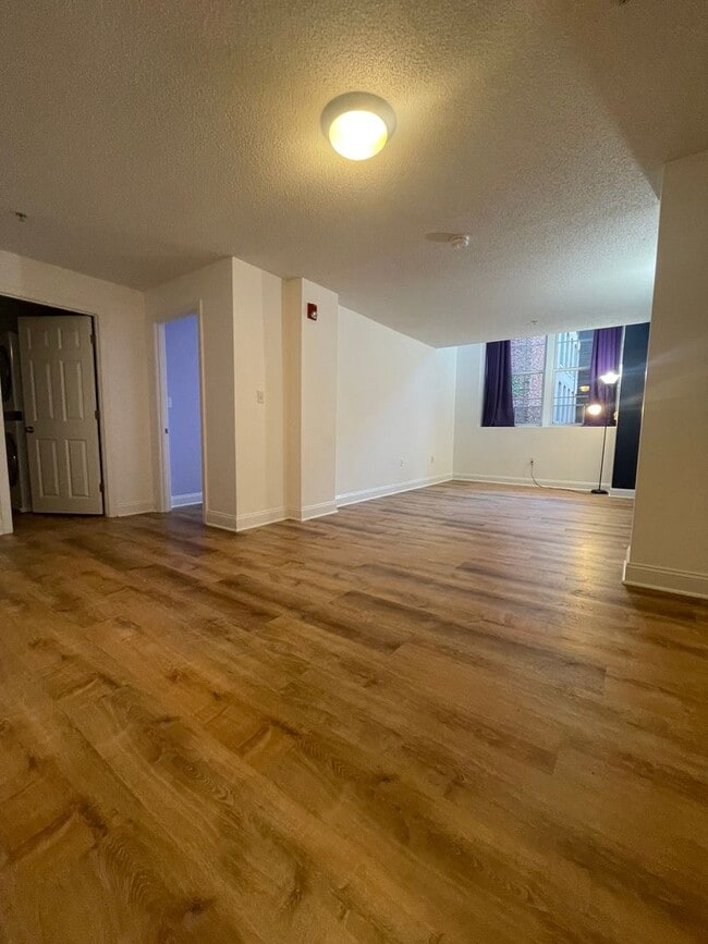 Building Photo - Reduced & 10% off 1st Month's Rent! Impecc...