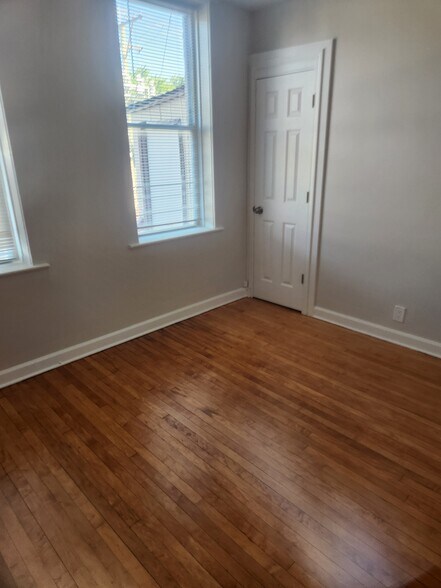 Living Room - 2326 S Homan Ave