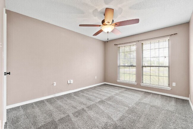 Building Photo - 2363 Sunrise Dr