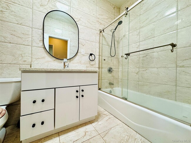 Building Photo - 71-20 66th Pl