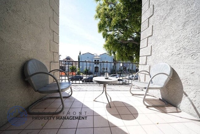 Building Photo - 402 N Soto St.