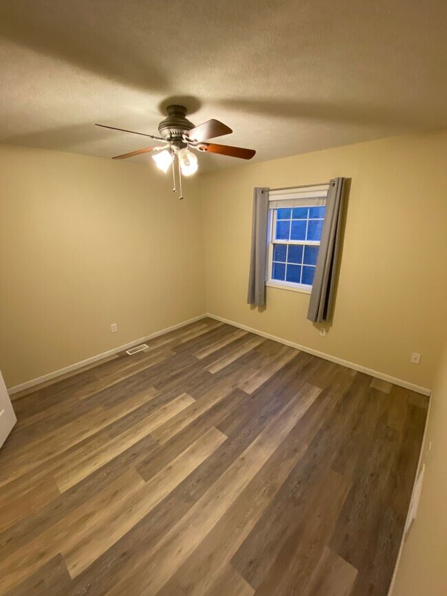 Building Photo - Available November 5, 2024! Call Watson & ...