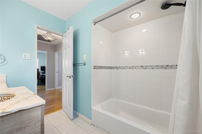 Building Photo - 2 York Ave