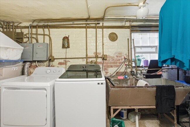 Building Photo - 2333 N Hamlin Ave