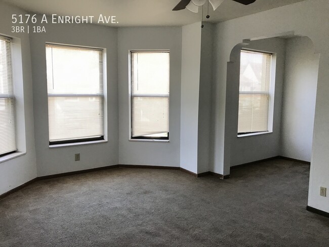 Building Photo - Enormous 2nd Floor Three Bedroom Apartment...