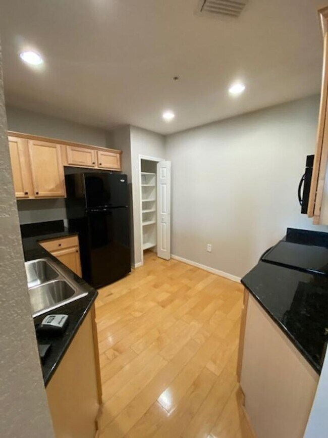 Building Photo - 3 Bedroom 2 Bathroom top floor condo at the Terraces of East Village.