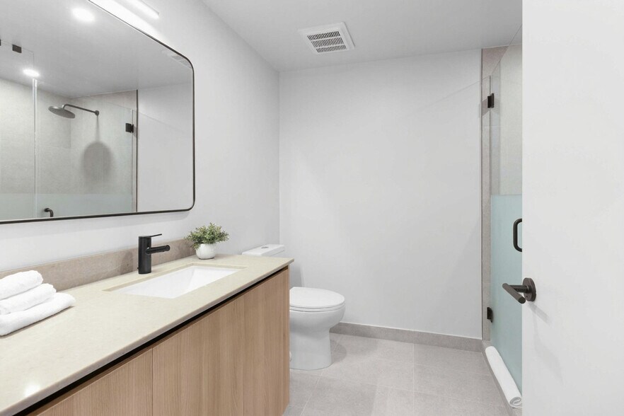 Building Photo - 501 NE 1st Ave