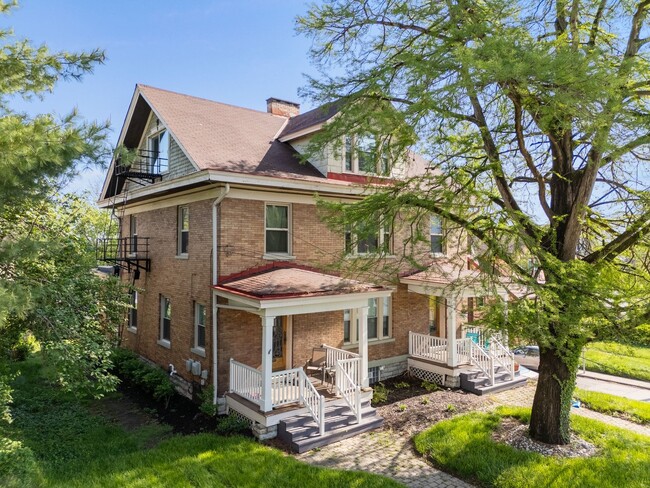 Primary Photo - Modern Comfort Meets Prime Oakley Living –...