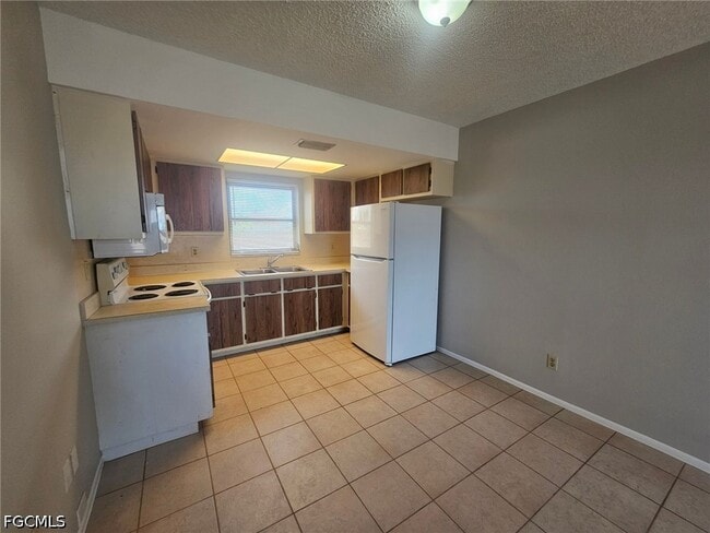 Building Photo - 1221 SE 46th Ln