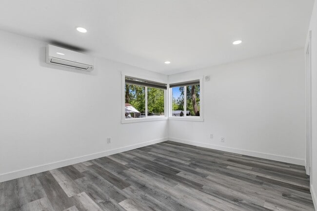 Building Photo - 2bd/1.75ba Redmond Condo