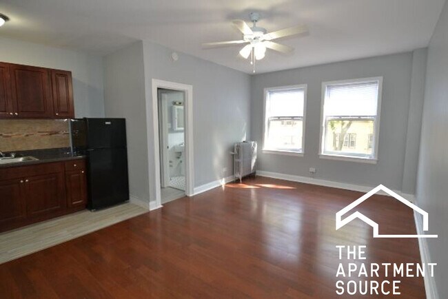 Primary Photo - 6930 N Greenview Ave