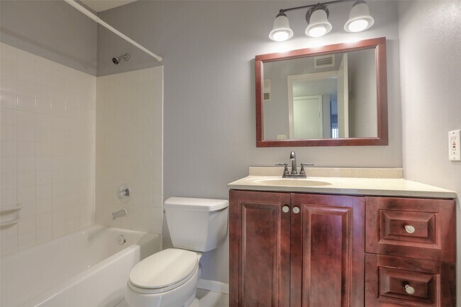 Building Photo - 3919 Fairmont Pkwy