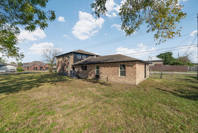 Building Photo - 8050 Tavenor Ln