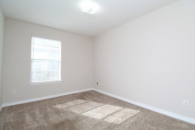 Building Photo - Updated 3BR/1BA Patio Home in Northeast Pe...