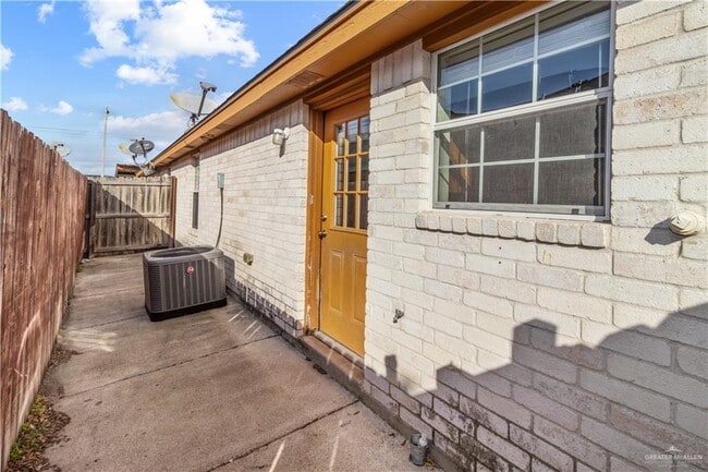 Building Photo - 15 West Dr