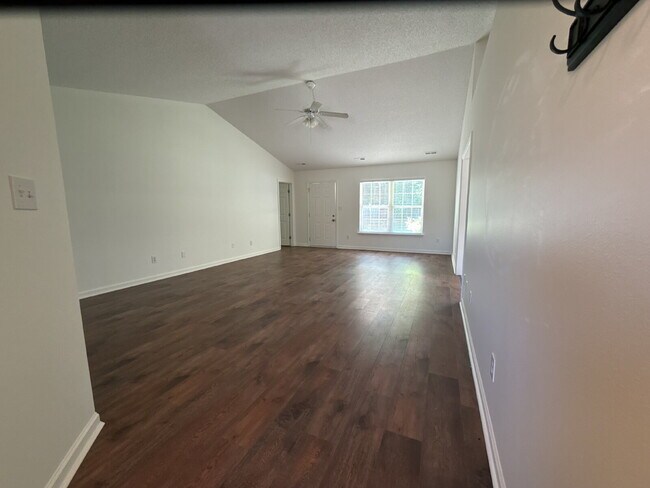 Building Photo - "Discover Comfort and Charm: Spacious 3-Bed, 2-Bath Home in Huntsville's Desirable Locale!"