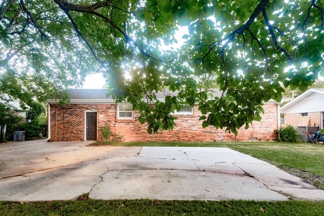 Building Photo - 609 Marguerite Dr NW