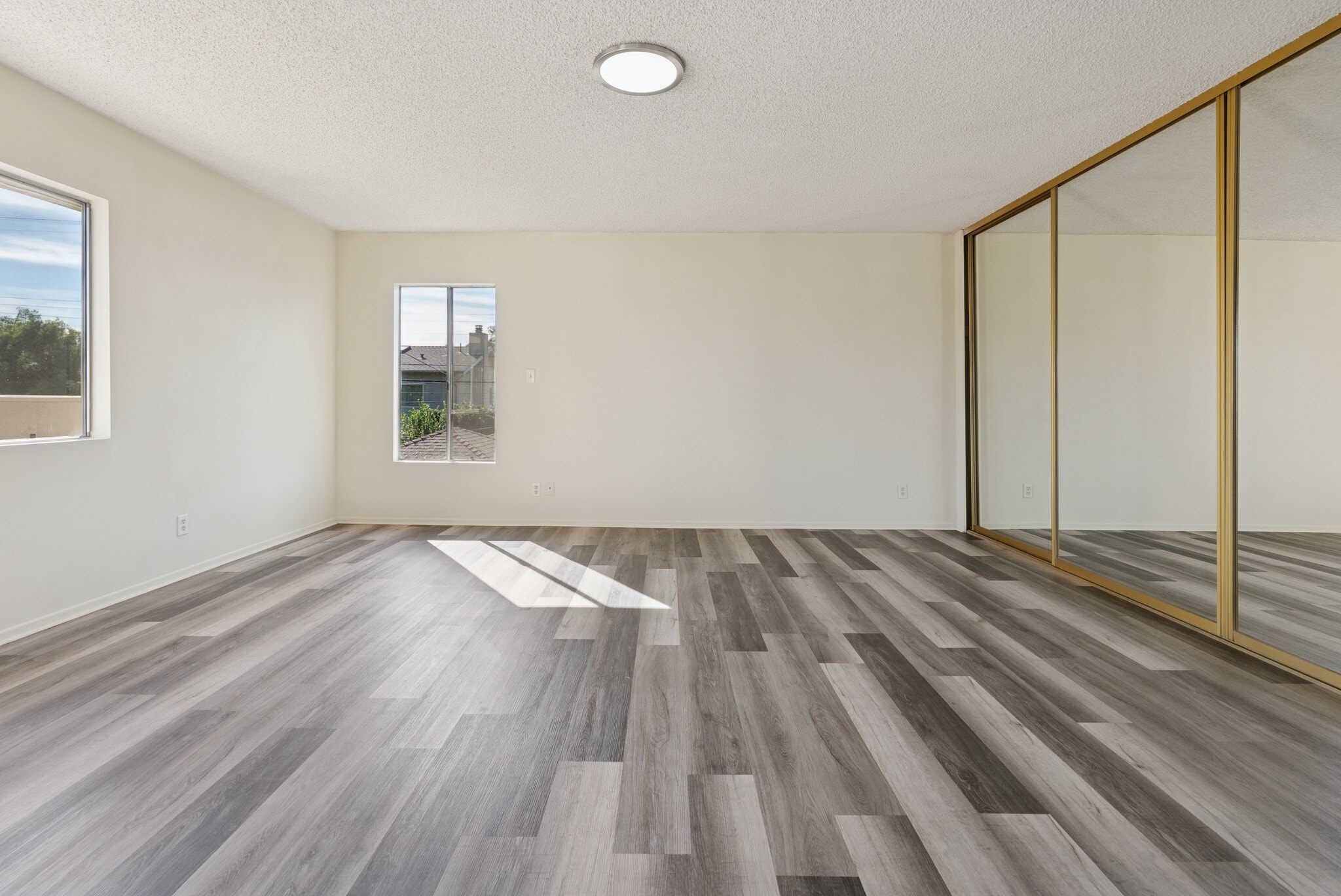 Huge master bedr - 4109 Beethoven St